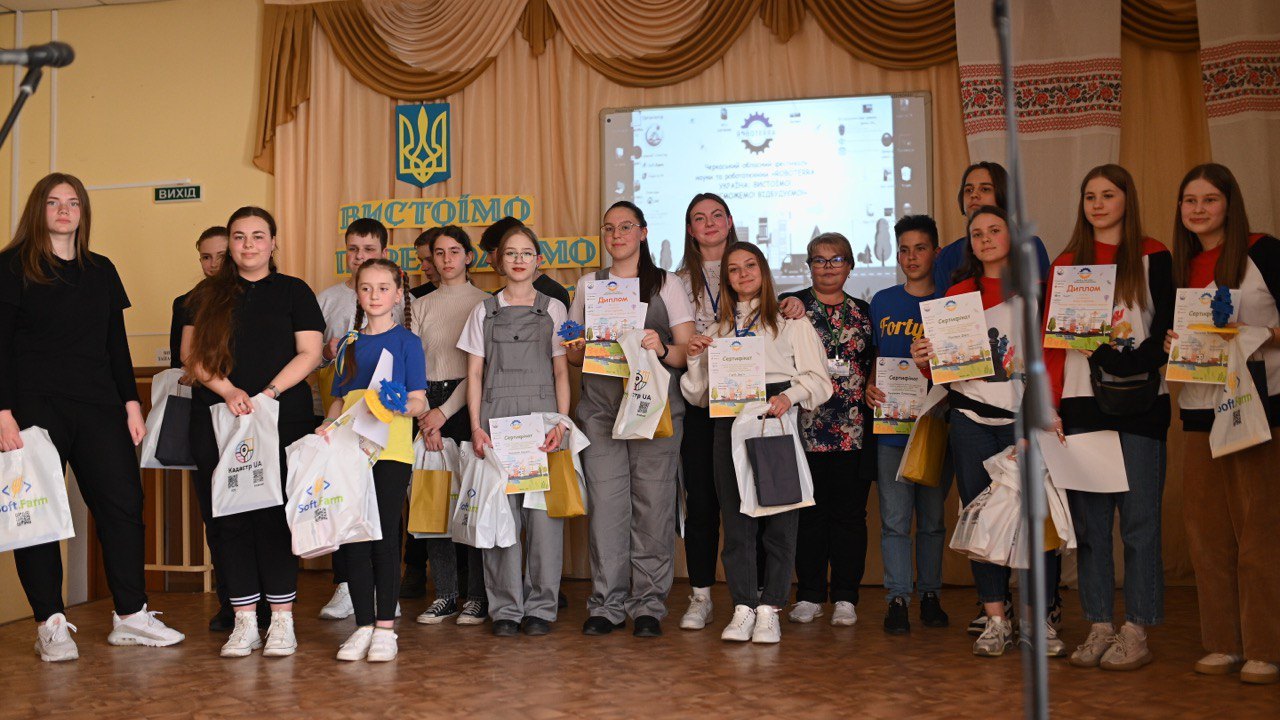 Учасники з дипломами